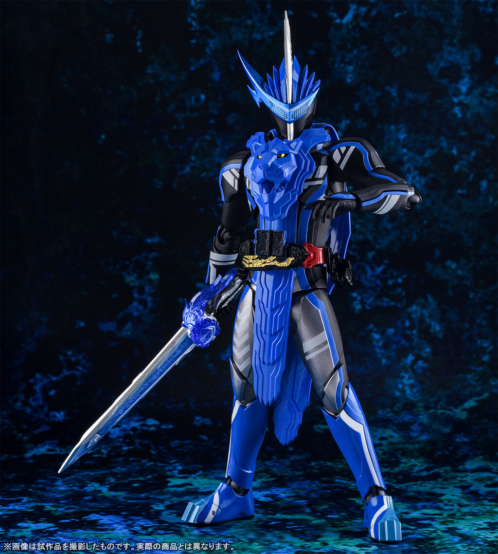 SH Figuarts Kamen Rider Blades Lion Senki